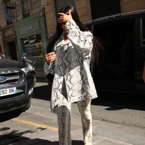 Kim Kardashian arrive chez Hermès à Paris le 25 mars 2019.