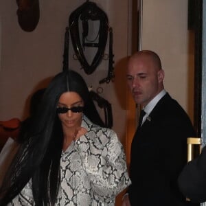 Kim Kardashian sort de la boutique Hermès à Paris le 25 mars 2019.