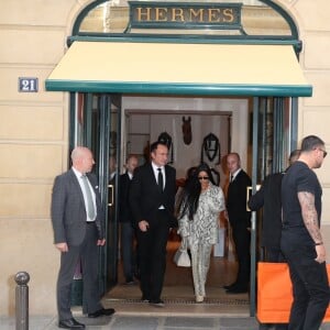 Kim Kardashian sort de la boutique Hermès à Paris le 25 mars 2019.