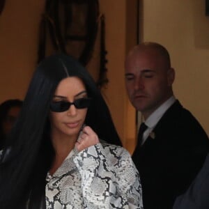 Kim Kardashian sort de la boutique Hermès à Paris le 25 mars 2019.