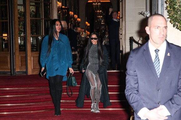 Kim Kardashian quitte le Ritz pour se rendre au restaurant Ferdi, elle porte un long manteau de laine, une combinaison transparente à paillettes argentées et des escarpins à noeuds, Paris, le 25 mars 2019. Kim Kardashian leaves her hotel Ritz and goes to the restaurant Ferdi in Paris, March 25th 2019.25/03/2019 - Paris
