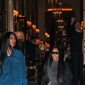 Kim Kardashian quitte le Ritz pour se rendre au restaurant Ferdi, avec Kimora Lee Simmons. Paris, le 25 mars 2019.