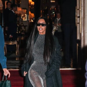 Kim Kardashian quitte le Ritz pour se rendre au restaurant Ferdi, avec Kimora Lee Simmons. Paris, le 25 mars 2019.