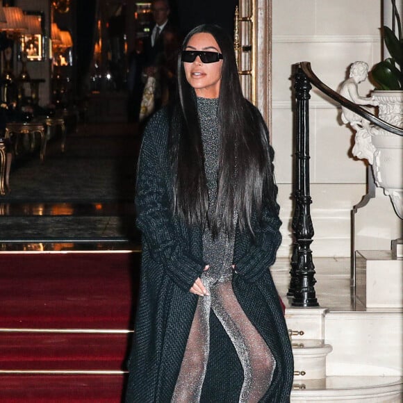 Kim Kardashian quitte le Ritz pour se rendre au restaurant Ferdi, avec Kimora Lee Simmons. Paris, le 25 mars 2019.