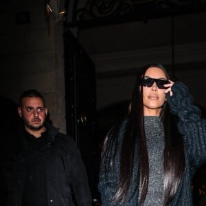 Kim Kardashian quitte le Ritz pour se rendre au restaurant Ferdi, avec Kimora Lee Simmons. Paris, le 25 mars 2019.