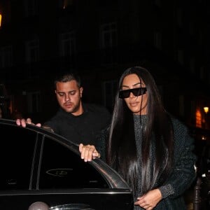 Kim Kardashian quitte le Ritz pour se rendre au restaurant Ferdi, avec Kimora Lee Simmons. Paris, le 25 mars 2019.