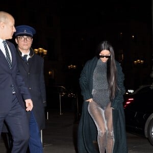 Kim Kardashian rentre à l'hôtel Ritz après avoir diné au restaurant Ferdi à Paris, le 25 mars 2019.