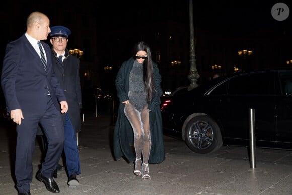 Kim Kardashian rentre à l'hôtel Ritz après avoir diné au restaurant Ferdi à Paris, le 25 mars 2019.