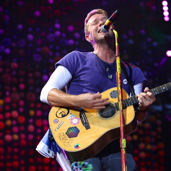 Chris Martin lors du concert de son groupe Coldplay au Stade de France à Saint-Denis, le 15 juillet 2017.