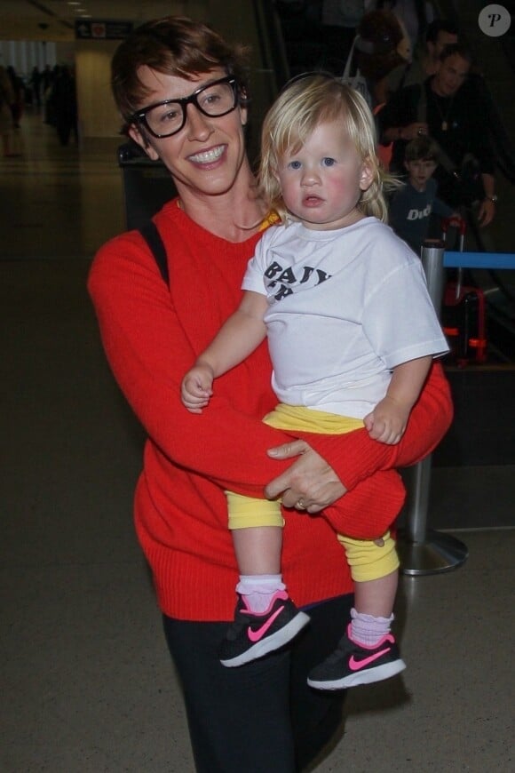Exclusif - Alanis Morissette et son mari Souleye arrivent à l'aéroport de Los Angeles (LAX) avec leurs enfants Onyx et Ever le 21 avril 2018.
