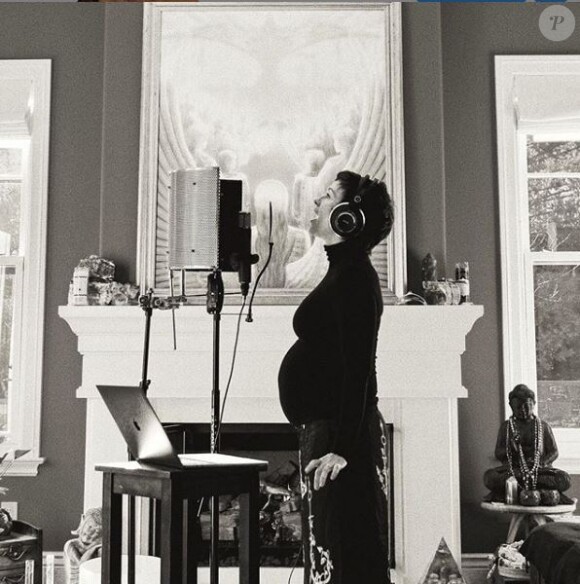 Alanis Morissette dévoile sa troisième grossesse sur Instagram, le 25 mars 2019