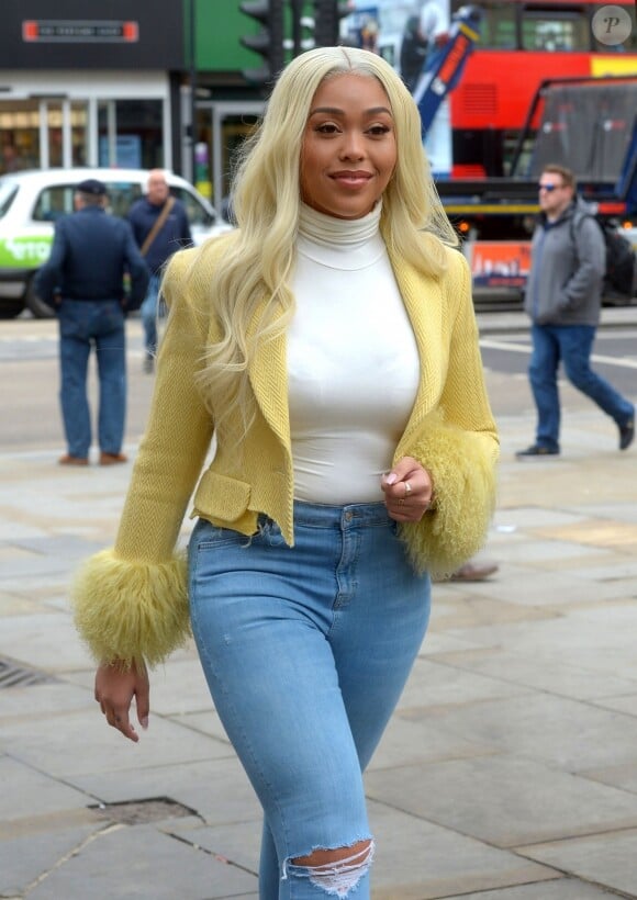 Jordyn Woods se promène dans les rues de Londres. Le 27 mars 2019.