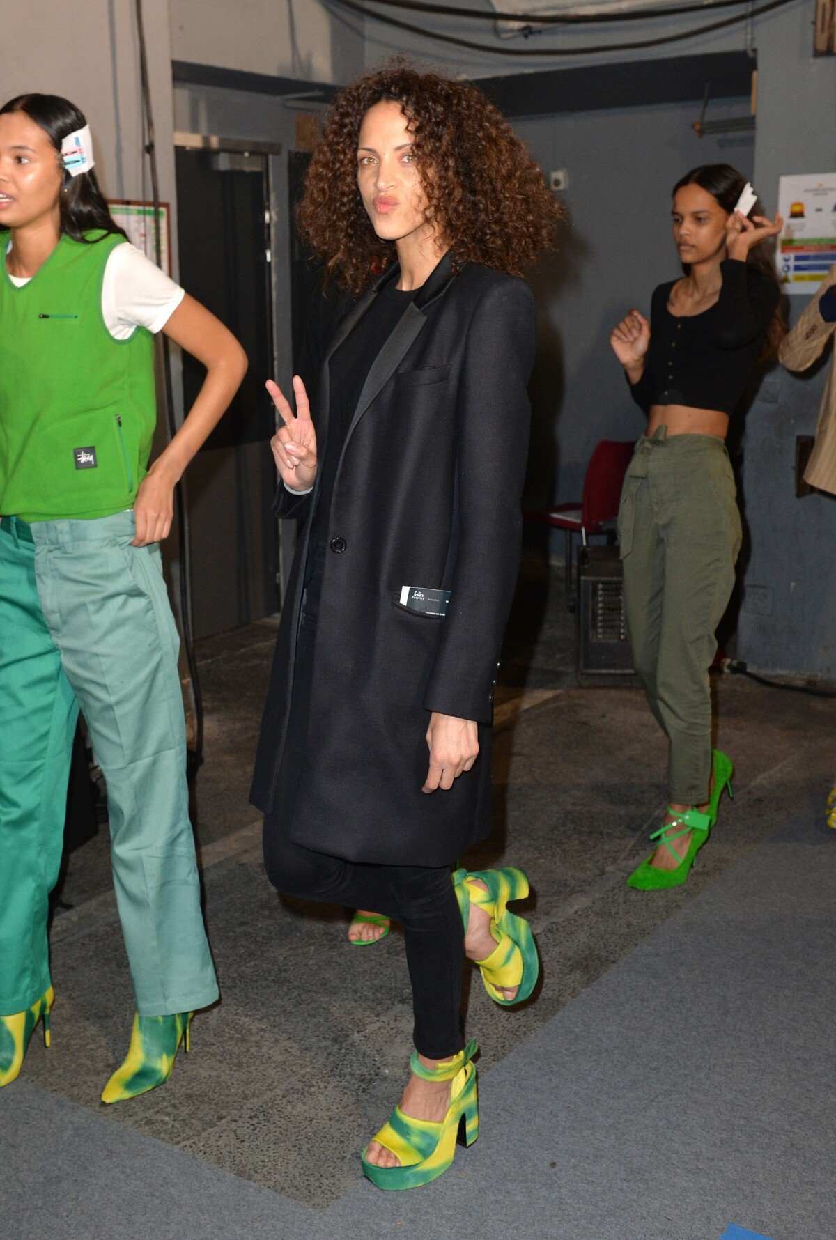 Photo : Noémie Lenoir en backstage du défilé Off-White "Collection Prêt