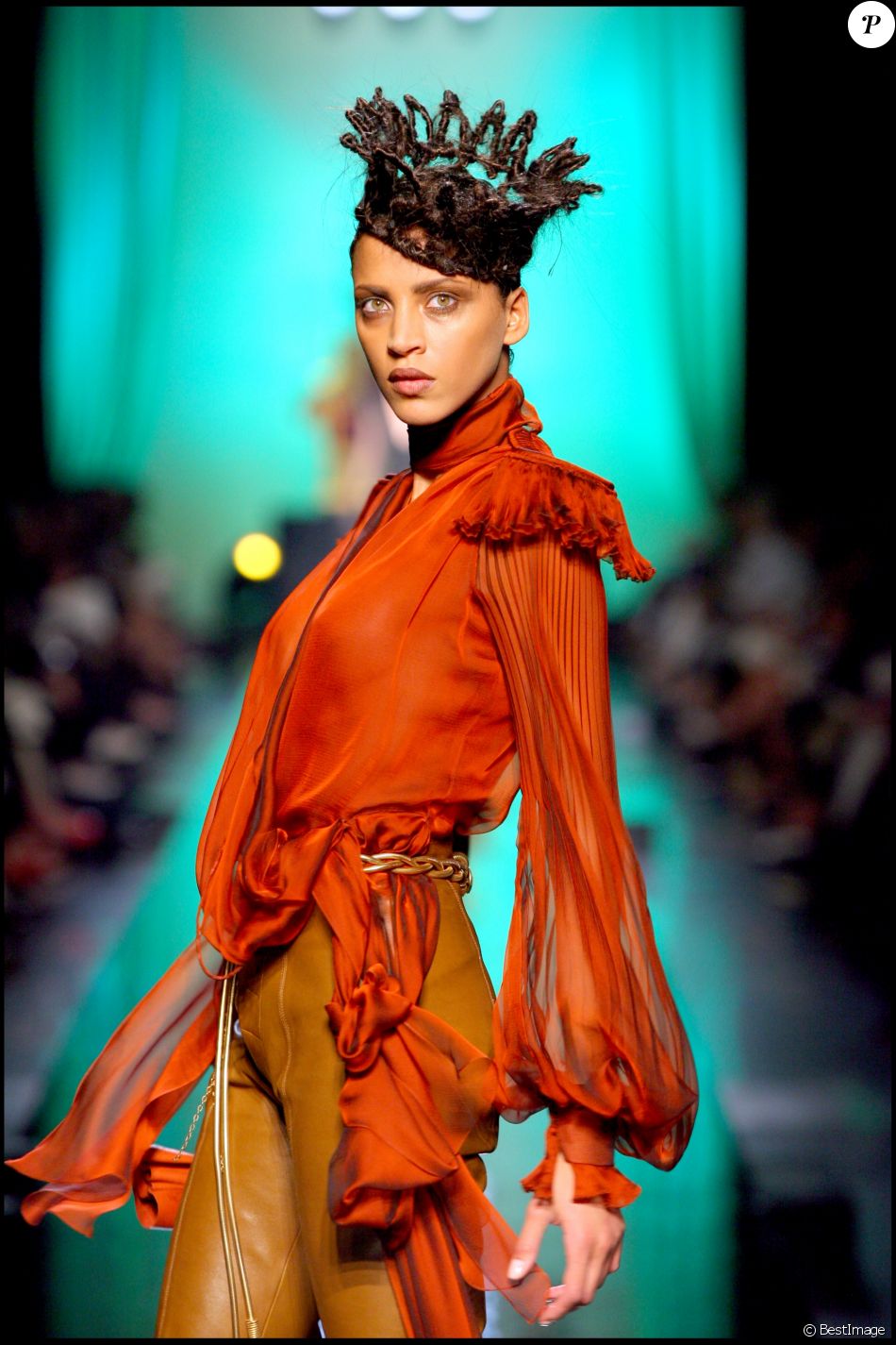 Noémie Lenoir défile pour Jean Paul Gaultier. Paris, le 4 juillet 2007