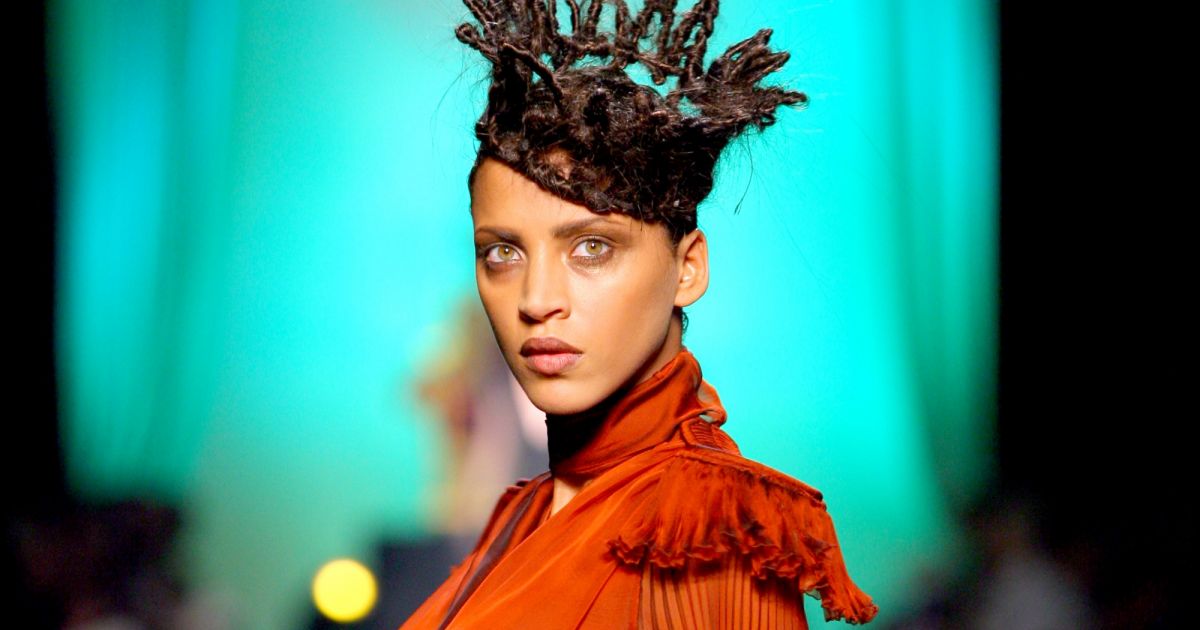 Noémie Lenoir défile pour Jean Paul Gaultier. Paris, le 4 juillet 2007