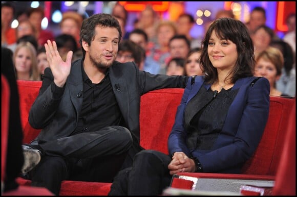 Marion Cotillard et son compagnon Guillaume Canet en 2010 dans l'émission Vivement dimanche