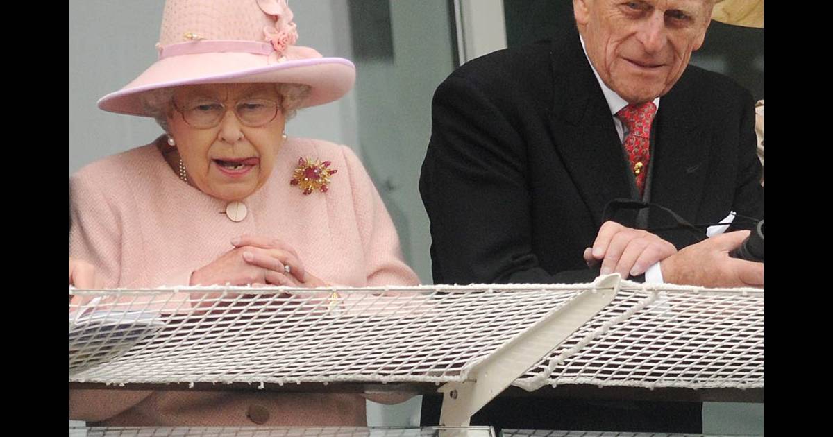 Elizabeth II d'Angleterre et le prince Philip au derby d'Epsom - Purepeople