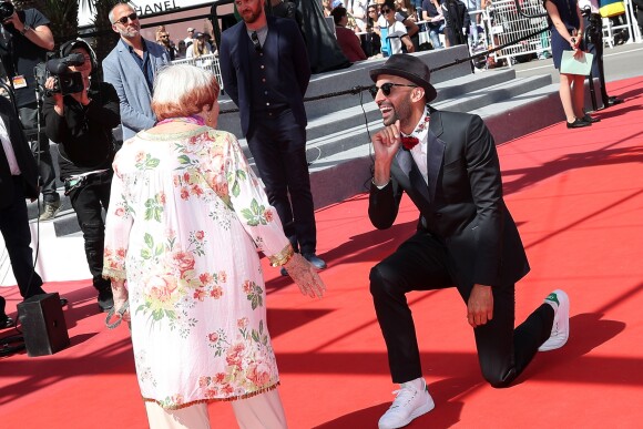 Agnès Varda et l'artiste JR - Montée des marches du film "Visages, Villages" lors du 70ème Festival International du Film de Cannes. Le 19 mai 2017. © Borde-Jacovides-Moreau / Bestimage