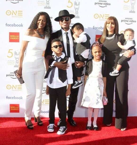 Ne-Yo en famille à la 50ème soirée annuelle NAACP Image Awards au Dolby Theater à Los Angeles, le 30 mars 2019.
