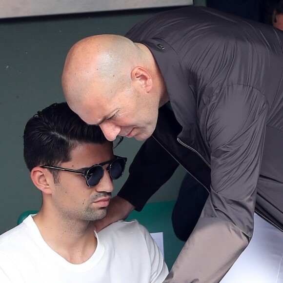 Zinédine Zidane et ses fils Luca et Enzo dans les tribunes des Internationaux de France de Tennis de Roland Garros à Paris, le 10 juin 2018. © Dominique Jacovides - Cyril Moreau/Bestimage