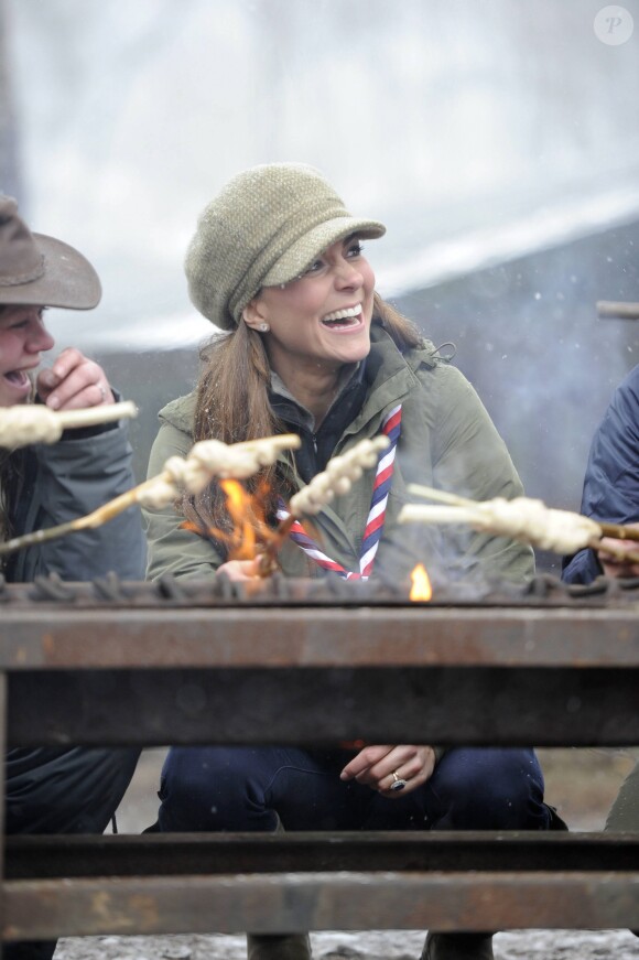 Kate Middleton (Catherine), la duchesse de Cambridge, enceinte, a pris part à un entrainement de bénévoles de l'Association des Scouts au Great Tower Scout Camp près de Newby Bridge, en Cumbrie, Angleterre, le 22 mars 2013.
