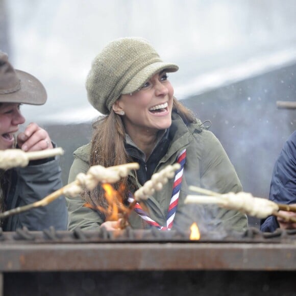 Kate Middleton (Catherine), la duchesse de Cambridge, enceinte, a pris part à un entrainement de bénévoles de l'Association des Scouts au Great Tower Scout Camp près de Newby Bridge, en Cumbrie, Angleterre, le 22 mars 2013.