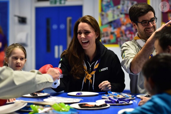 Catherine Kate Middleton, la duchesse de Cambridge enceinte, visite l'association des Scouts afin de soutenir la campagne "Better Prepared" qui vise à aider les communautés à développer l'association à travers le Royaume-Uni, à Londres, le 16 décembre 2014.