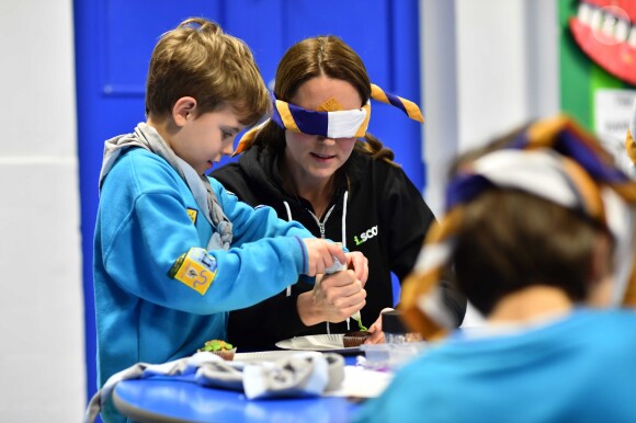 Catherine Kate Middleton, la duchesse de Cambridge enceinte, visite l'association des Scouts afin de soutenir la campagne "Better Prepared" qui vise à aider les communautés à développer l'association à travers le Royaume-Uni, à Londres, le 16 décembre 2014.