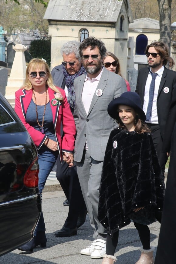 Rosalie Varda, Mathieu Demy, sa fille, Valentin Vignet (petit-fils d'Agnès Varda) et sa femme Déborah François - Arrivées aux obsèques d'Agnès Varda au Cimetière du Montparnasse à Paris, le 2 avril 2019.