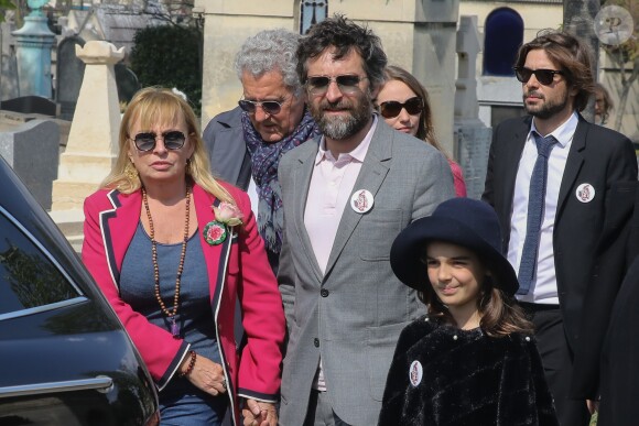 Rosalie Varda, Mathieu Demy, sa fille, Valentin Vignet (petit-fils d'Agnès Varda) et sa femme Déborah François - Arrivées aux obsèques d'Agnès Varda au Cimetière du Montparnasse à Paris, le 2 avril 2019.