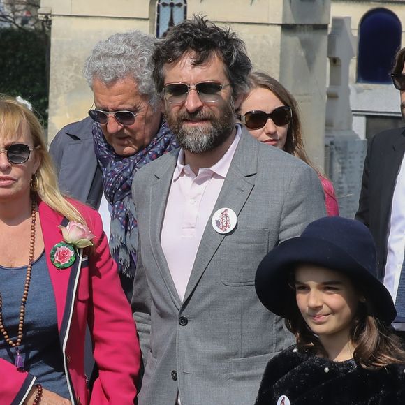 Rosalie Varda, Mathieu Demy, sa fille, Valentin Vignet (petit-fils d'Agnès Varda) et sa femme Déborah François - Arrivées aux obsèques d'Agnès Varda au Cimetière du Montparnasse à Paris, le 2 avril 2019.