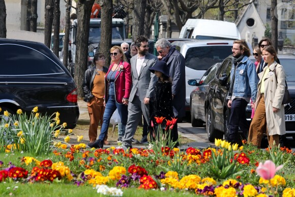 Rosalie Varda, Mathieu Demy, sa fille, Valentin Vignet (petit-fils d'Agnès Varda) et sa femme Déborah François - Arrivées aux obsèques d'Agnès Varda au Cimetière du Montparnasse à Paris, le 2 avril 2019.