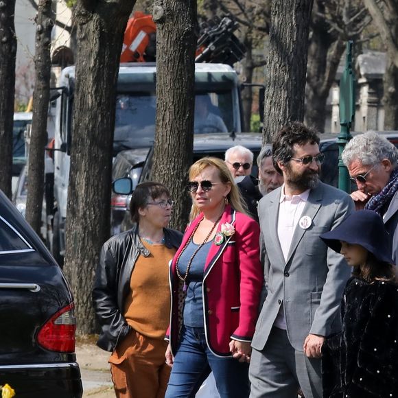 Rosalie Varda, Mathieu Demy, sa fille, Valentin Vignet (petit-fils d'Agnès Varda) et sa femme Déborah François - Arrivées aux obsèques d'Agnès Varda au Cimetière du Montparnasse à Paris, le 2 avril 2019.