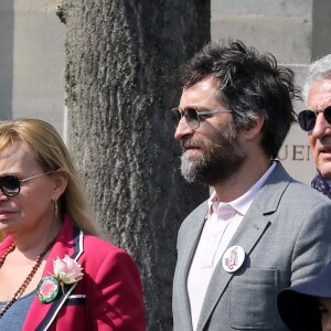 Rosalie Varda, Mathieu Demy, sa fille - Arrivées aux obsèques d'Agnès Varda au Cimetière du Montparnasse à Paris, le 2 avril 2019.