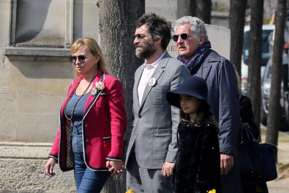 Rosalie Varda, Mathieu Demy, sa fille - Arrivées aux obsèques d'Agnès Varda au Cimetière du Montparnasse à Paris, le 2 avril 2019.