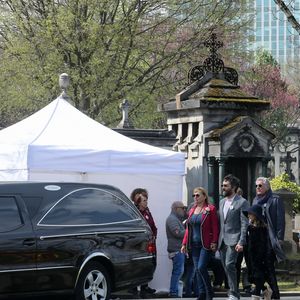 Rosalie Varda, Mathieu Demy, sa fille, Valentin Vignet (petit-fils d'Agnès Varda) et sa femme Déborah François - Arrivées aux obsèques d'Agnès Varda au Cimetière du Montparnasse à Paris, le 2 avril 2019.