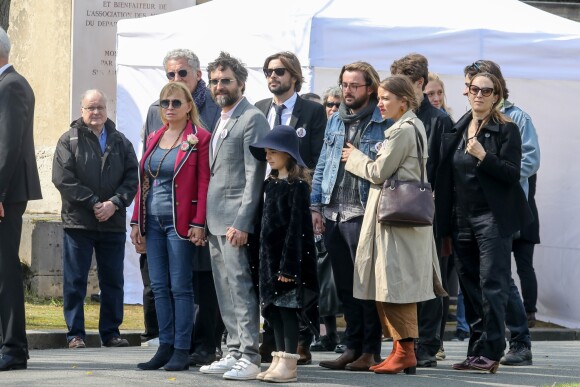 Rosalie Varda, Mathieu Demy, sa fille, Valentin Vignet (petit-fils d'Agnès Varda) et sa femme Déborah François - Arrivées aux obsèques d'Agnès Varda au Cimetière du Montparnasse à Paris, le 2 avril 2019.