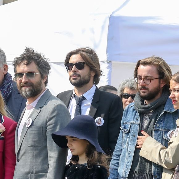 Rosalie Varda, Mathieu Demy, sa fille, Valentin Vignet (petit-fils d'Agnès Varda) et sa femme Déborah François - Arrivées aux obsèques d'Agnès Varda au Cimetière du Montparnasse à Paris, le 2 avril 2019.