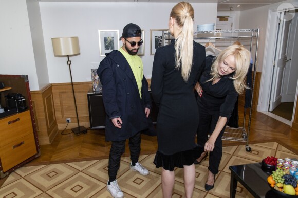 Exclusif - Le styliste Fahaid Sanober présente sa nouvelle collection intitulée "The New Pop Art" à Pamela Anderson à l'hôtel Marriott Champs-Élysées. Paris, le 1er Avril 2019. © Pierre Perusseau / Bestimage