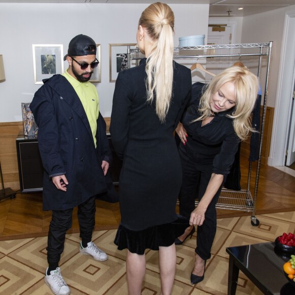 Exclusif - Le styliste Fahaid Sanober présente sa nouvelle collection intitulée "The New Pop Art" à Pamela Anderson à l'hôtel Marriott Champs-Élysées. Paris, le 1er Avril 2019. © Pierre Perusseau / Bestimage