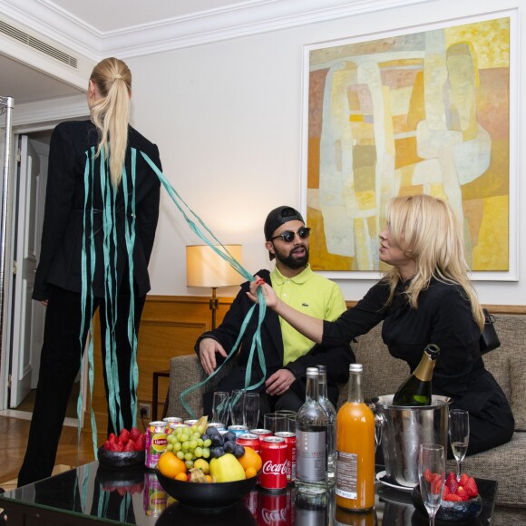 Exclusif - Le styliste Fahaid Sanober présente sa nouvelle collection intitulée "The New Pop Art" à Pamela Anderson à l'hôtel Marriott Champs-Élysées. Paris, le 1er Avril 2019. © Pierre Perusseau / Bestimage