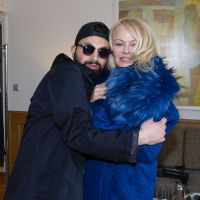 Pamela Anderson à Paris : défilé privé dans une superbe chambre d'hôtel