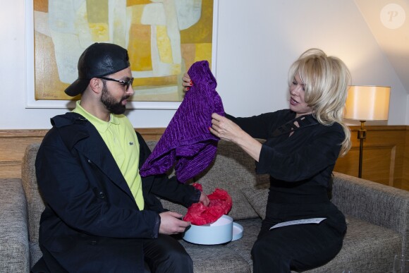 Exclusif - Le styliste Fahaid Sanober présente sa nouvelle collection intitulée "The New Pop Art" à Pamela Anderson à l'hôtel Marriott Champs-Élysées. Paris, le 1er Avril 2019. © Pierre Perusseau / Bestimage