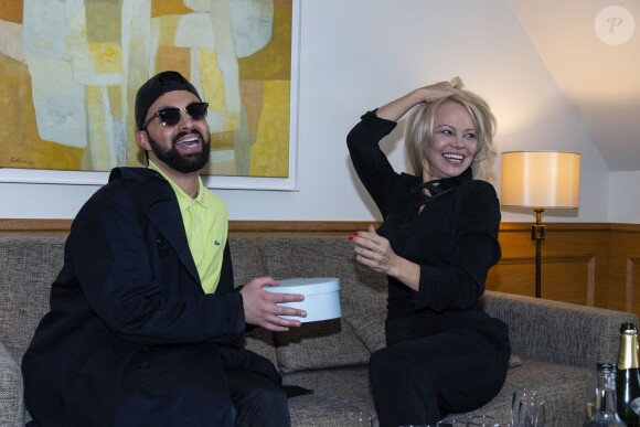 Exclusif - Le styliste Fahaid Sanober présente sa nouvelle collection intitulée "The New Pop Art" à Pamela Anderson à l'hôtel Marriott Champs-Élysées. Paris, le 1er Avril 2019. © Pierre Perusseau / Bestimage