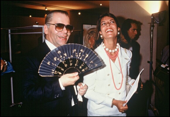 Caroline de Monaco et Karl Lagerfeld lors du défilé Chanel à Paris, en 1989.