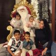 Georgina Rodriguez pose avec les trois enfants de Cristiano Ronaldo et leur fille, avec le Père Noël dans leur maison de Turin (photo postée sur Instagram le 27 novembre 2018).