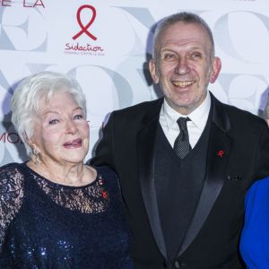 Line Renaud, Jean-Paul Gaultier et Françoise Barré-Sinoussi (présidente du Sidaction) au photocall de la 17e édition du "Dîner de la mode du Sidaction" au Pavillon d'Armenonville à Paris, France, le 24 janvier 2019. Depuis 2003, ce dîner permet de montrer l'engagement indéfectible du monde de la mode en faveur de la lutte contre le sida. © Olivier Borde/Bestimage