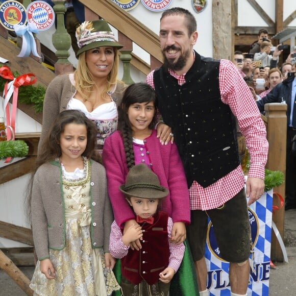 Franck Ribery célèbre la fête de la bière "Oktoberfest" avec sa femme Wahiba et ses enfants Salif, Shakinez et Hizya à Munich en Allemagne le 5 octobre 2014.