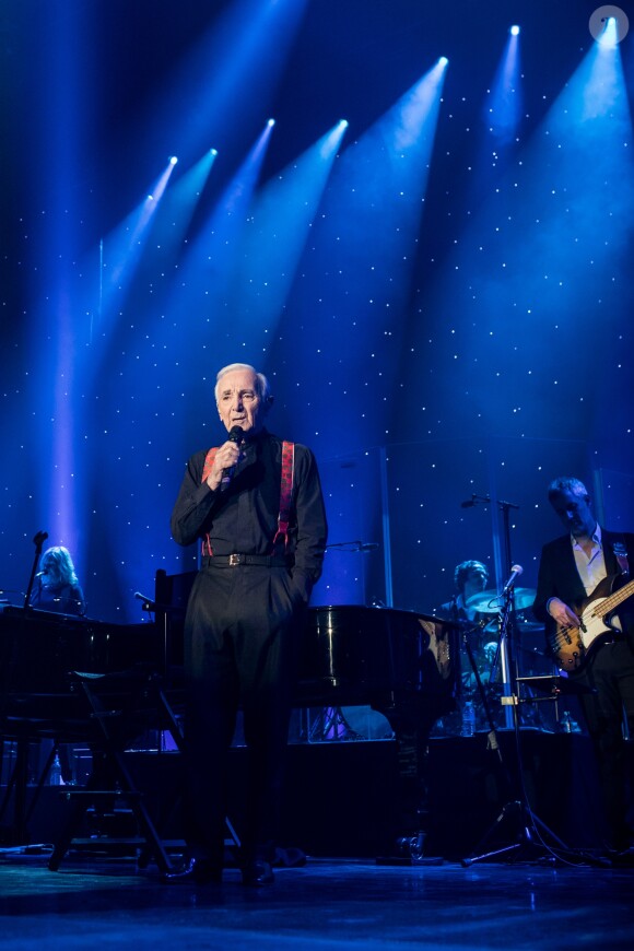 Exclusif - Charles Aznavour en concert à l'Accorhotels Arena (POPB Bercy) à Paris. Le 13 décembre 2017 © Cyril Moreau / Bestimage Exclusive