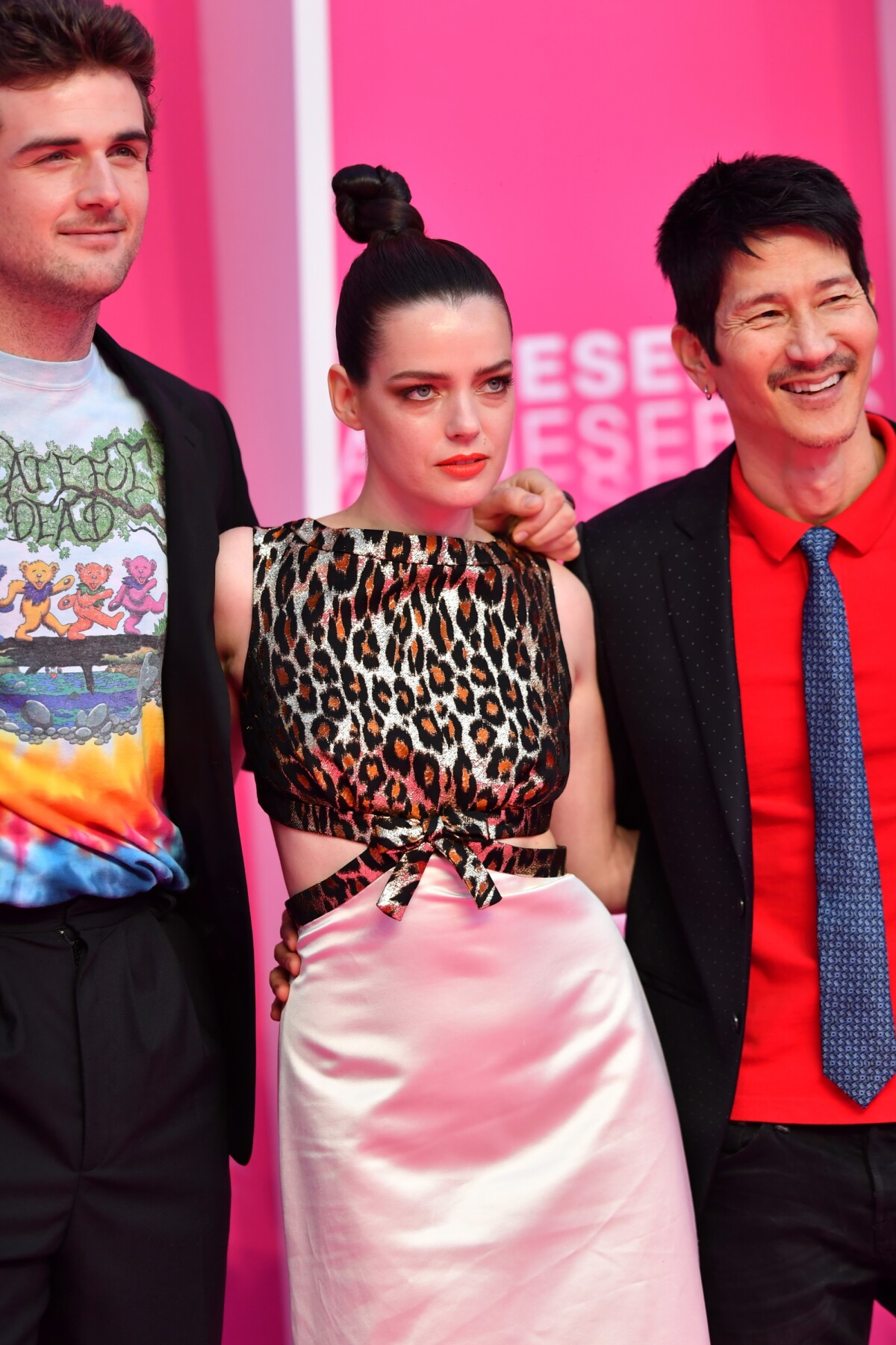 Photo Beau Mirchoff Roxane Mesquida Gregg Araki Le Producteur Pour La Série Now